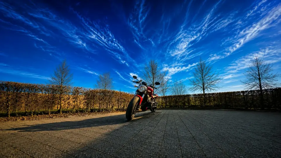 Ausgangsbild der Ducati Monster vor der animierten Zerlegung
